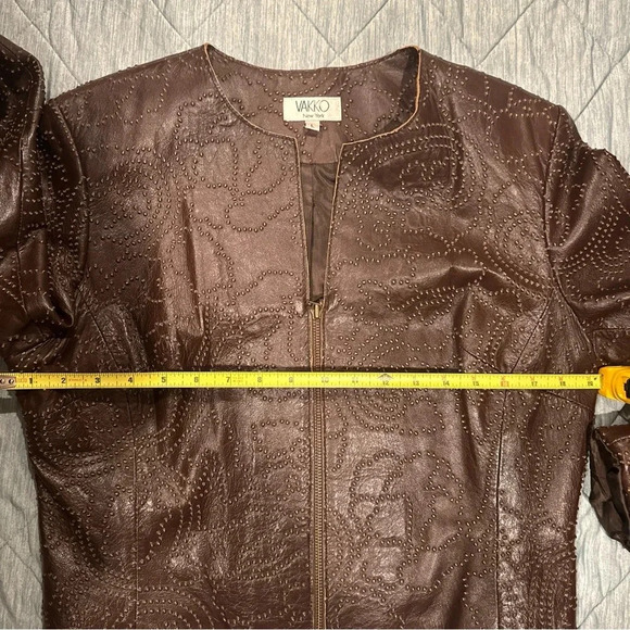 Women’s vintage brown Vakko leather jacket with perforated detailing. - Picture 12 of 12